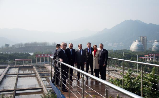 François Hollande avec la délégation française et le maire de Chongqing, Huang Qifan, à la nouvelle station franco-chinoise de traitement des eaux de Chongqing, en Chine, le 2 novembre 2015.