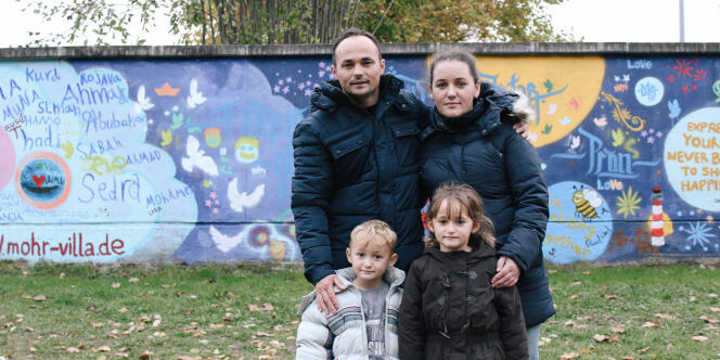 Besim, Lumturije et leurs deux enfants, Anesa et Enes, devant leur ancien centre de réfugiés, à Munich.