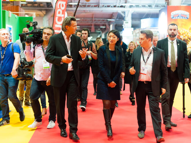 Fleur Pellerin en visite accompagnée à la Paris Games Week 2014, avec Philippe Cardon (Sony) et David Neichel (Activision), deux des principaux exposants.
