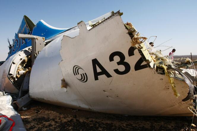 Des vestiges de la carlingue de l'avion russe près de Wadi Al-Zolomat dans le Sinaï en Egypte le 1er novembre 2015.