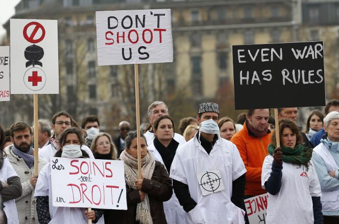 Le personnel de MSF lors d'une manifestation, le 3 novembre à Genève.
