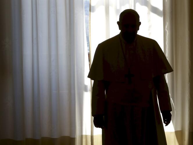 Le Vatican a annoncé, mercredi 11 novembre, l’ouverture d’une enquête sur la possible complicité de deux journalistes italiens « dans le délit de divulgation de nouvelles et de documents confidentiels ».