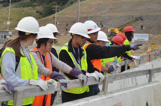 Des étudiants de l'université de Sacramento découvrent des techniques de construction grâce à un ingénieur de l'armée, en mai 2014.