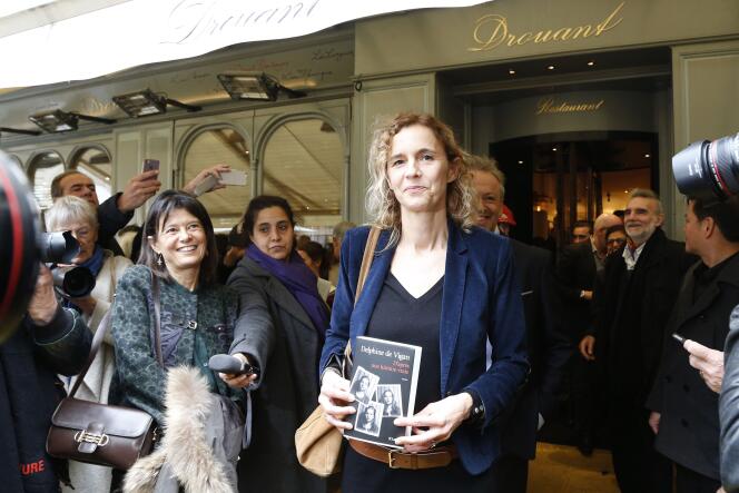 L’écrivaine Delphine de Vigan à la réception du prix Renaudot, le 3 novembre 2015, pour « D'après une histoire vraie ».