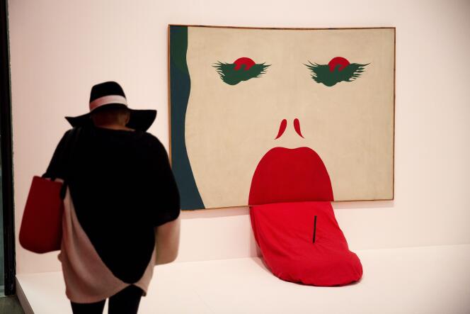 Un visiteur devant une oeuvre de l’artiste polonais Jerzy Ryszard « Jurry » Zielinski intitulé « Bez Buntu » (Sans Rébellion) à la Tate Modern à Londres (AP Photo/Matt Dunham)