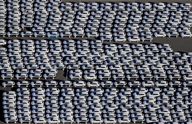 Des Porsche Cayenne sur le parking de l'usine Porsche de Leipzig en Allemagne, le 3 novembre 2015.
