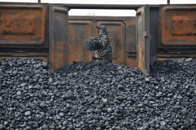 Un ouvrier décharge un wagon de charbon à Shenyang en avril 2010.