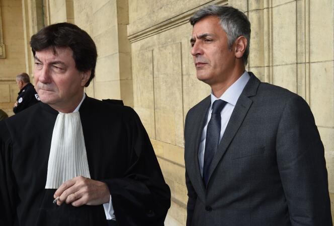 Pascal Bonnefoy, ex-majordomme de Liliane Bettencourt, et son avocat, Antoine Guillot, au tribunal de Bordeaux, le 4 novembre.