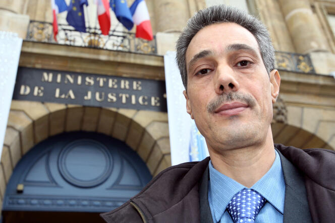Omar Raddad devant le ministère de la justice en décembre 2008 à Paris.