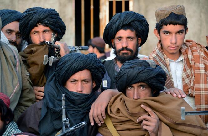 Des talibans écoutent le mollah Rassoul, le 3 novembre 2015, à Bakwah.