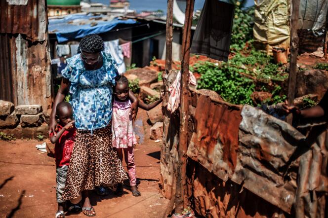 Yabon Koroma, une survivante du virus d'Ebola, avec ses enfants, à Freetown.