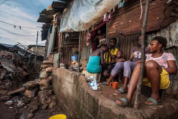 Des jeunes filles tressent leur chevelure avant de partir à l'école. « Il peut y avoir des foyers que l’on ne connaît pas et il faut donc rester vigilant, explique Jacob Maikere, chef de mission à Médecins sans frontières (MSF) en Sierra Leone.