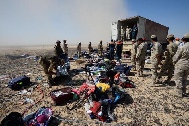 Des soldats égyptiens collectent lundi 2 novembre les restes de l'avion qui s'est crashé dans le Sinaï le samedi précédent, faisant 224 morts.