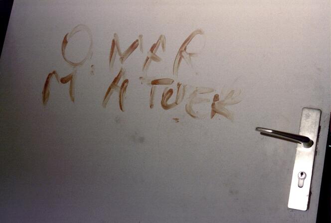 L’inscription « Omar m’a tuer » retrouvée sur l’une des portes.