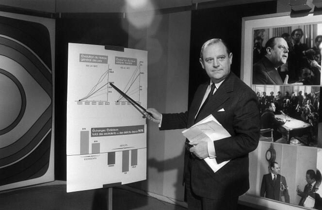 Le premier ministre Raymond Barre donne un mini-cours d'économie, le 28 octobre 1976 lors d'une émission de télévision 