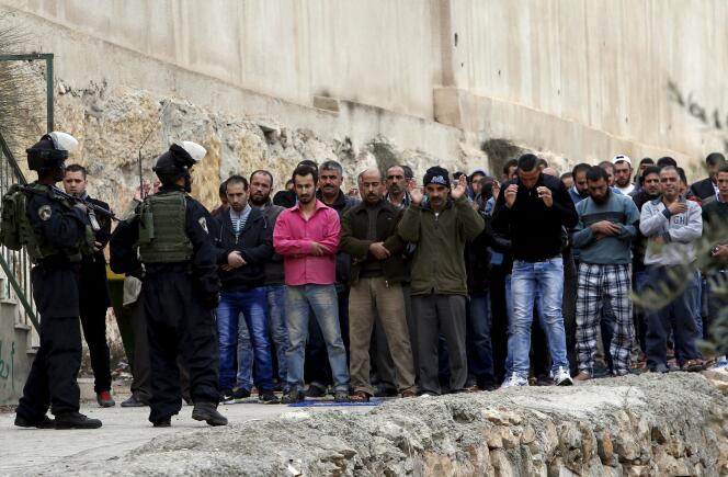 Des soldats israéliens devant une mosquée lors de la prière du vendredi à Hébron en Cisjordanie, le 6 novembre.