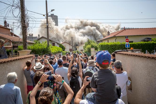 Démolition de la barre des 1000 sur le plateau de la Duchère, à Lyon, le 2 juillet.