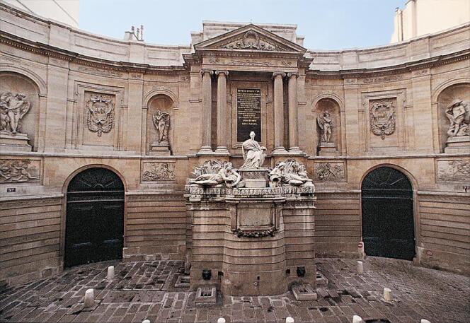 Façade sur la rue de Grenelle du Musée Maillol, montrant la Fontaine des quatre saisons sculptée en 1739-1745 par Edme Bouchardon qui a donné son nom à l'hôtel particulier qui loge le musée depuis 1995.