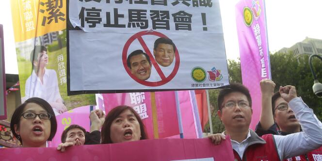Des opposants à la rencontre entre Ma Ying-jeou et Xi Jinping, mercredi 4 novembre à Taipei.