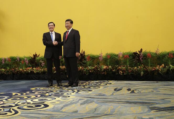 Les présidents chinois, Xi Jinping (à droite), et  taïwanais, Ma Ying-jeou, à Singapour, le 7 novembre. (AP Photo/Wong Maye-E)