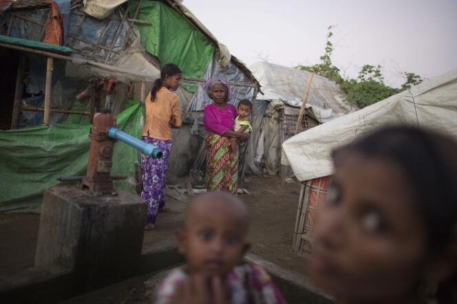 Des membres de la minorité Rohingya, dans un camp de déplacés, à Sittwe, en Birmanie.