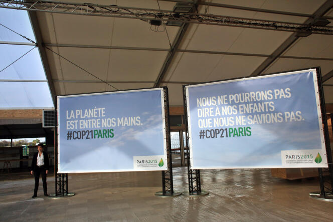 Affiches sur le site du Bourget où se tiendra la COP 21.