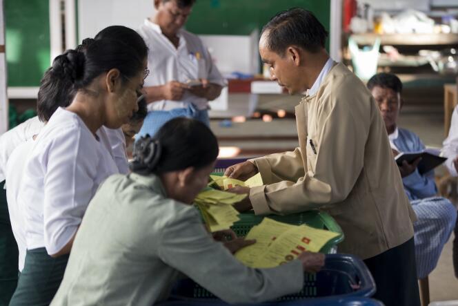 Quelque 80 % des électeurs birmans se sont rendus aux urnes dimanche pour le premier scrutin libre depuis un quart de siècle.