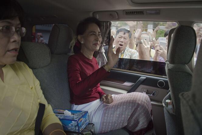 Aung San Suu Kyi quitte sa résidence pour aller voter à Rangoun, le 8 novembre.