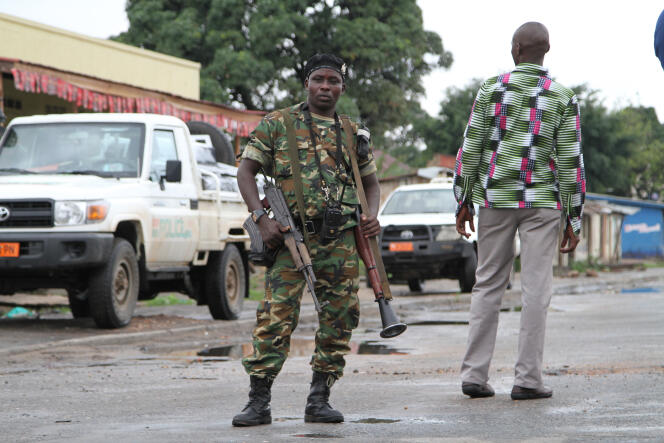 Un soldat burundais en poste dans une rue déserte de Bujumbura, la capitale du Burundi, le 8 novembre. Des témoins font état de sept morts dans une attaque survenue la nuit précédente dans un bar.
