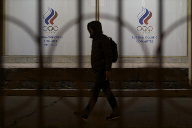 En cas de manquement, une procédure d’exclusion de la Rusaf de la Fédération internationale aurait été enclenchée, ce qui aurait compromis la présence d’athlètes russes, même sous bannière neutre, aux Jeux olympiques de Tokyo.