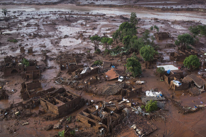 Le petit village de Bento Rodrigues dans l'état du Minas Gerais au Brésil englouti par la coulée de boue.