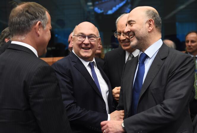 Le ministre des finances Michel Sapin, avec le commissaire européen aux affaires économiques Pierre Moscovici, à Bruxelles le 9 novembre.