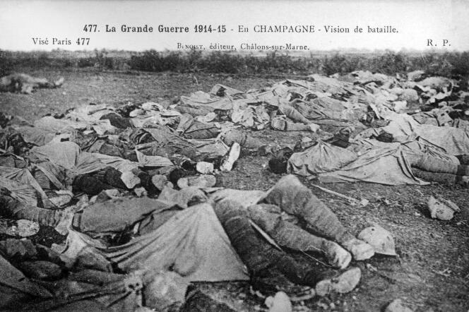 Une carte postale montrant des morts de la Grande Guerre sur un champ de bataille champenois.
