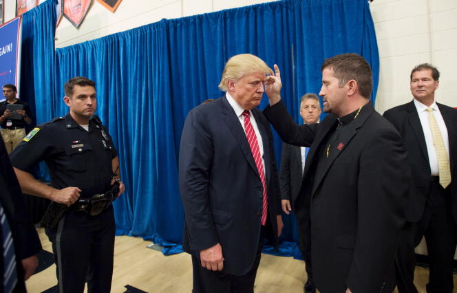 Le révérend Emmanuel Lemelson bénit Donald Trump, candidat républicain à l'élection présidentielle américaine, lors d'un meeting de celui-ci à Keene, dans le New Hampshire, le 30 septembre.