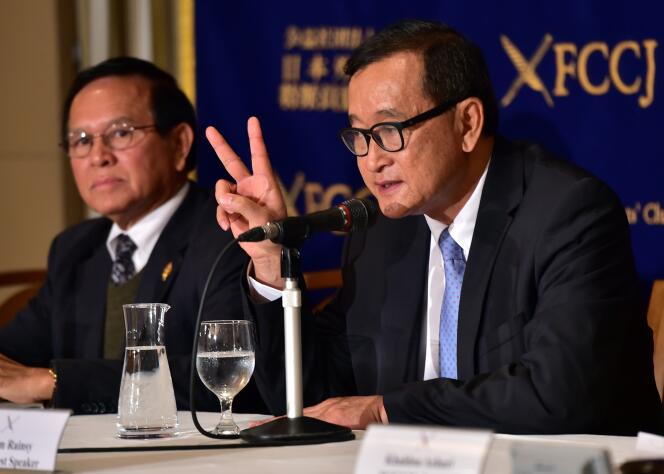 Le chef du Parti du sauvetage national du Cambodge (CNRP, opposition), Sam Rainsy (à droite), s’exprime devant la presse, en présence de Kem Sokha, vice-président du CNRP, à Tokyo, le 10 novembre 2015.
