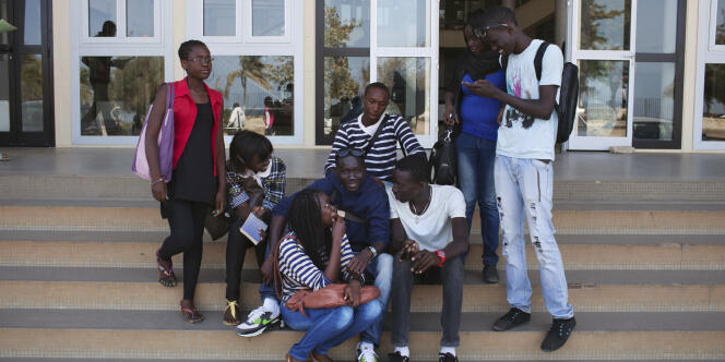 Des étudiants aux portes de l’université Cheikh Anta Diop, à Dakar, en avril 2013.