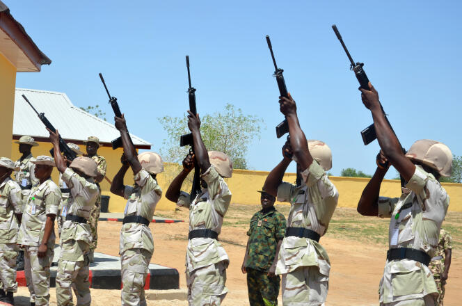 Des soldats nigérians lors d'une cérémonie organisée pour la libération de détenus blanchis de toute appartenance à Boko Haram, à Maiduguri, le 6 juillet.