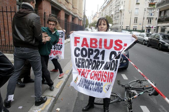 Des activistes anti-aéroport de Notre-Dame-des-Landes manifestent à Paris le 10 novembre 2015.
