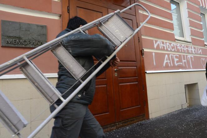 Devant le siège de l’ONG Memorial, à Moscou, en 2013. Sur le graffiti : « Agent de l’étranger. »