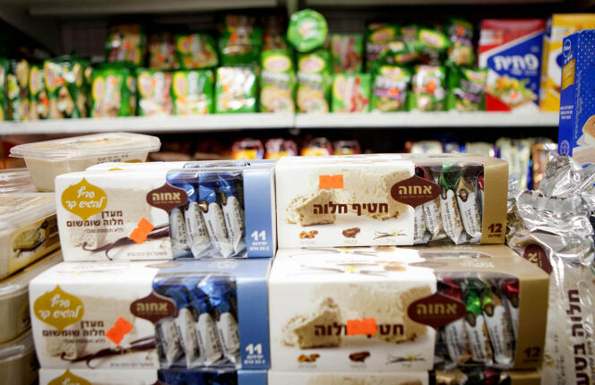 Des produits alimentaires fabriqués dans une colonie en Cisjordanie, dans un supermarché de Tel Aviv, le 11 novembre 2015.