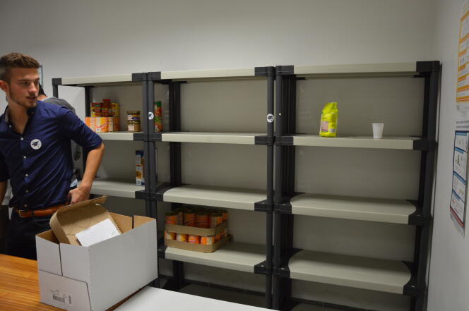 A la fin de la distribution de paniers-repas aux étudiants en difficulté, les étagères sont vides et tout le monde n'a pas été servi.