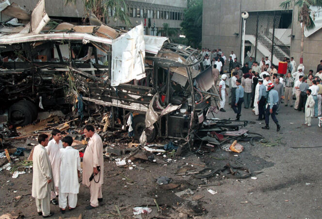 Sur les lieux de l'attentat de Karachi, le 8 mai 2002.