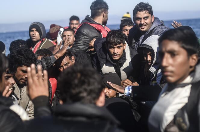 Des migrants sur l'île de Lesbos après leur traversée de la Méditerranée depuis la Turquie, le 12 novembre 2015.
