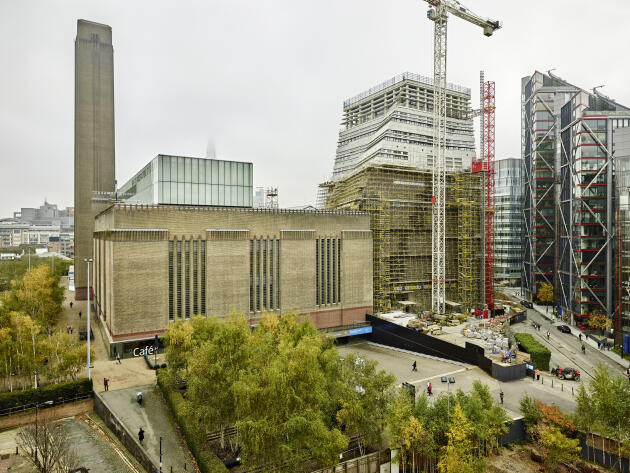 L'extension de la Tate Gallery à droite. Une tour sera accolée au bâtiment principal et offrira 60 % d'espace en plus. Conçue par les architectes suisses Herzog et de Meuron, elle devrait coûter environ 3 millions d'euros.