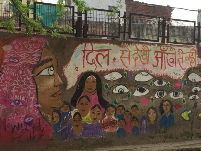 Action de sensibilisation pour tenter de stopper le harcèlement constant le long d'un mur dans la ville de Lal kuan. Le slogan en sanscrit explique : « Regardez avec votre cœur, et non vos yeux ».