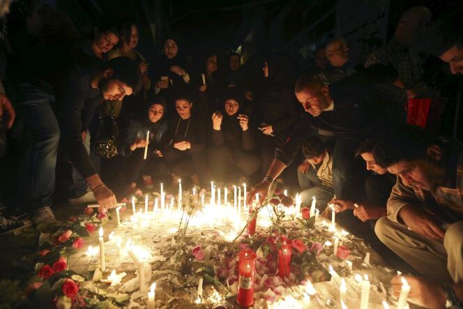Des Libanais allument des bougies  à Beyrouth, le 13 novembre, en hommage aux victimes de l’attentat commis dans le quartier de Bourj El-Barajneh, dans la banlieue sud de Beyrouth, qui a fait 43 morts la veille.