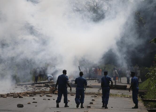 Des membres des forces de l’ordre face à des manifestants protestant contre la candidature du président burundais, Pierre Nkurunziza, à un troisième mandat, en mai 2015 à à Bujumbura.