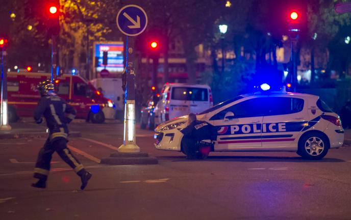 Un policier s'abrite derrière une voiture pour échapper aux tirs des terroristes entrés dans le Bataclan, le 13 novembre au soir.
