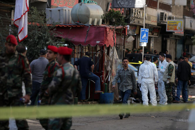 Beyrouth. La police scientifique sur les lieux de l'attentat au lendemain de l'attaque qui a fait au moins 43 morts.