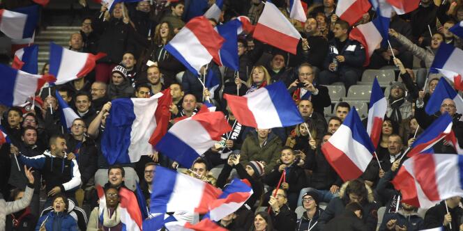 Des supporteurs de l'équipe de France au Stade de France.
